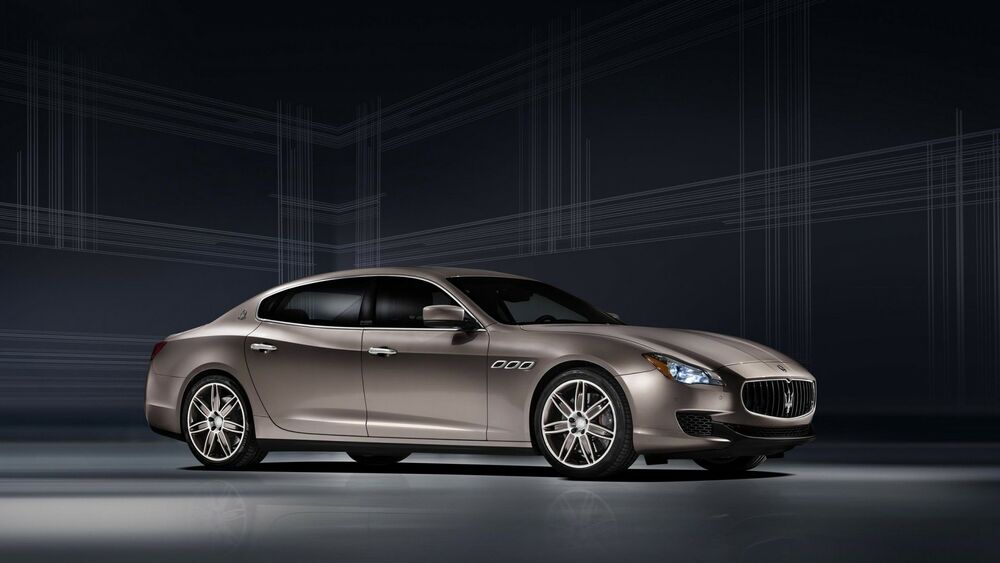 Обои для рабочего стола Автомобиль Maseratti Quattroporte, бежевый металлик, на темном фоне