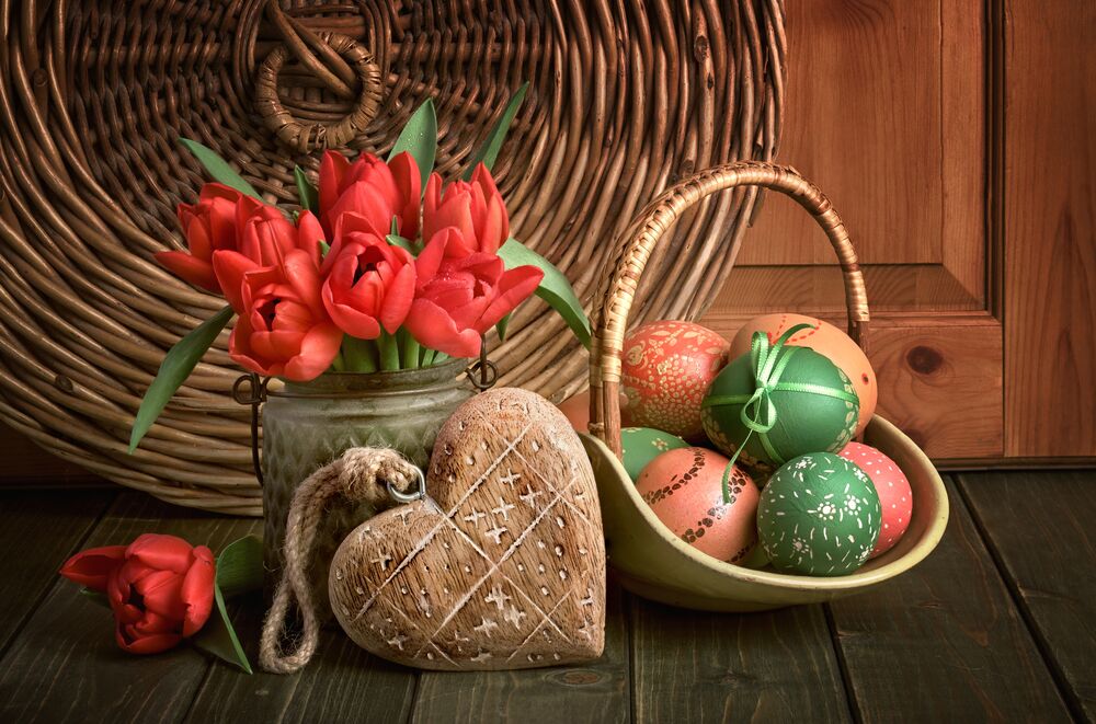 Обои для рабочего стола Пасхальный натюрморт с букетом красных тюльпанов, крашенных яиц в корзинке и сердечка из дерева