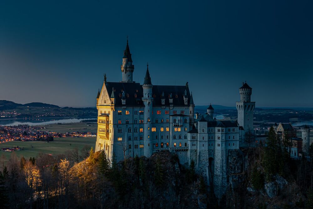 Обои для рабочего стола Замок Neusсhwanstein на фоне вечернего неба, Бавария / Bavaria, германия / Germany