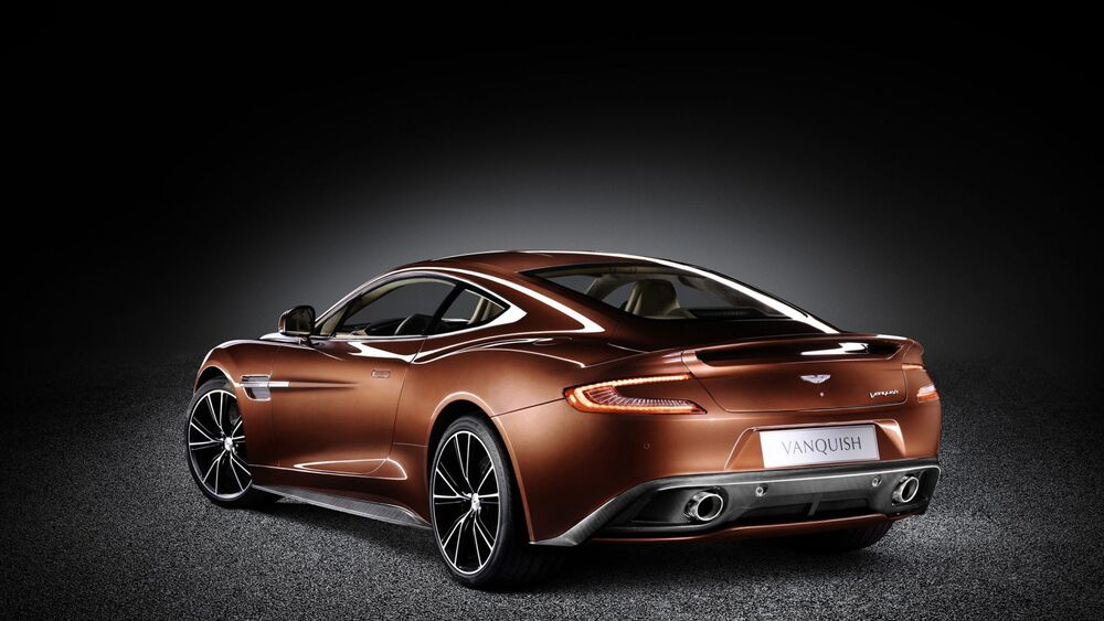 Обои для рабочего стола Коричневый Aston Martin на сером фоне