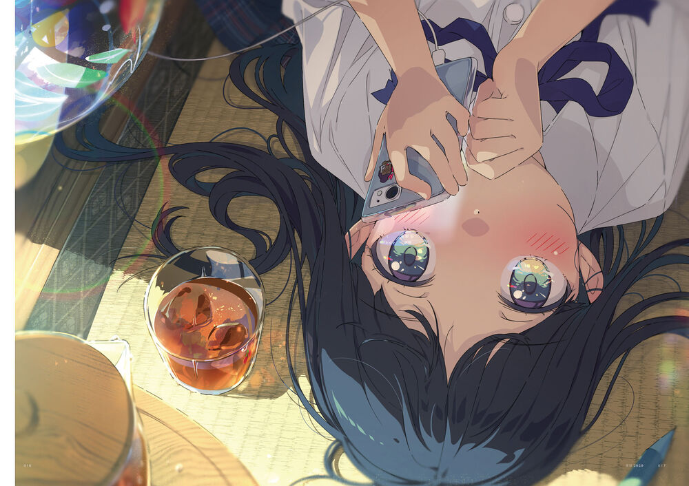 Обои для рабочего стола Девушка со смартфоном лежит на полу, рядом стоит стакан холодного чая