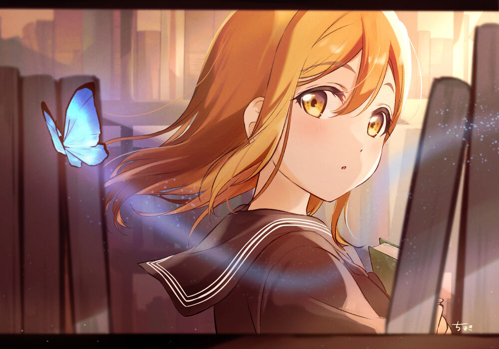 Обои для рабочего стола Ханамару Куникида / Hanamaru Kunikida из аниме Живая любовь! Сияние! / Love Live! Sunshine! смотрит на бабочку, пролетающую мимо