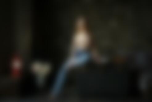 Обои на рабочий стол Модель Дарина топлес сидит на сундуке в комнате