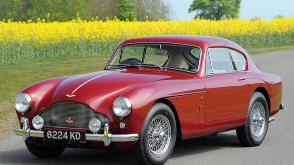 Обои на рабочий стол Ретро автомобиль на дороге Aston Martin 1957 года