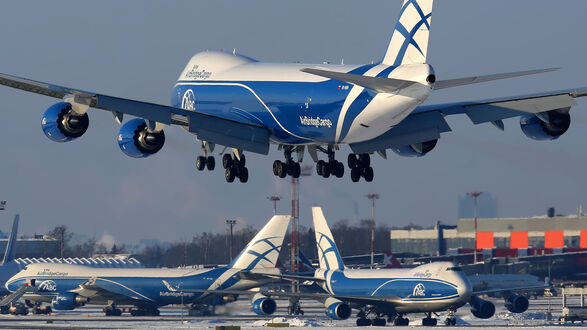 Обои на рабочий стол Боинг идет на посадку (AirBridgeCargo)