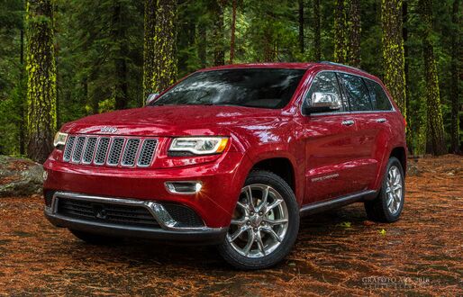 Обои на рабочий стол Красный Jeep в лесу