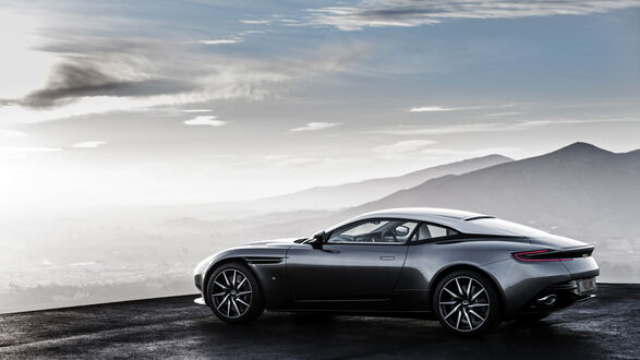 Обои на рабочий стол Aston Martin сбоку на высоте гор