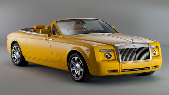 Обои на рабочий стол Желтый Роллс-Ройс / Rolls-Royce на сером фоне