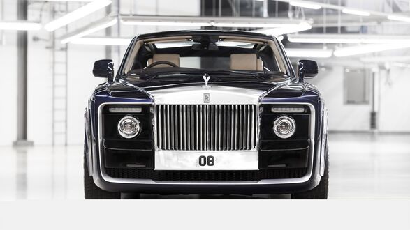Обои на рабочий стол Черный Роллс-Ройс / Rolls-Royce на стоянке