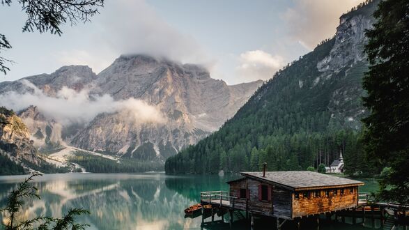 Обои на рабочий стол Дом у горного озера Bryes in the Dolomites in South Tyrol, Italy / Брайес в Доломитовых Альпах в Южном Тироле, Италия