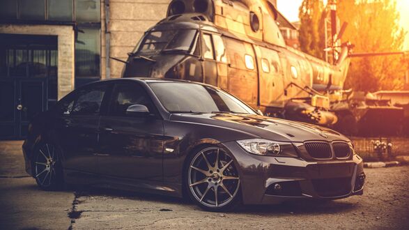 Обои на рабочий стол BMW E90 на фоне вертолета