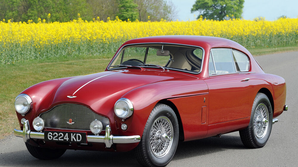 Обои для рабочего стола Ретро автомобиль на дороге Aston Martin 1957 года
