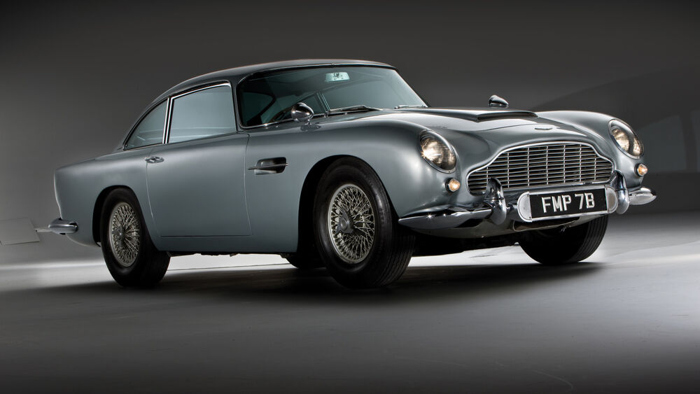 Обои для рабочего стола Ретро автомобиль Aston Martin на сером фоне