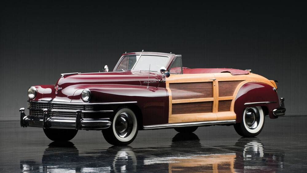 Обои для рабочего стола Красный ретро автомобиль Chrysler 1946 с деревянной дверью на блестящем полу
