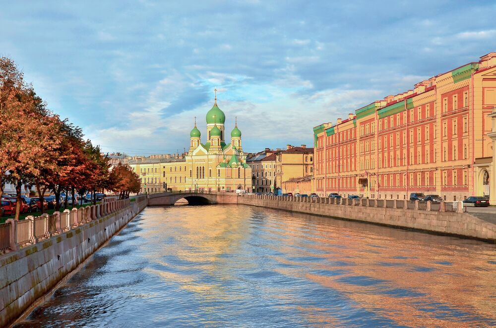 Обои для рабочего стола Исидоровская Церковь и канал Грибоедова в ясный осенний день, Санкт-Петербург