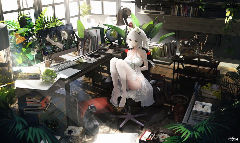 Обои для рабочего стола Kaltsit / Кальцит из игры Arknights сидит на стуле возле стола, на котором стоит монитор и другие вещи, рядом на полу сидит черный кот