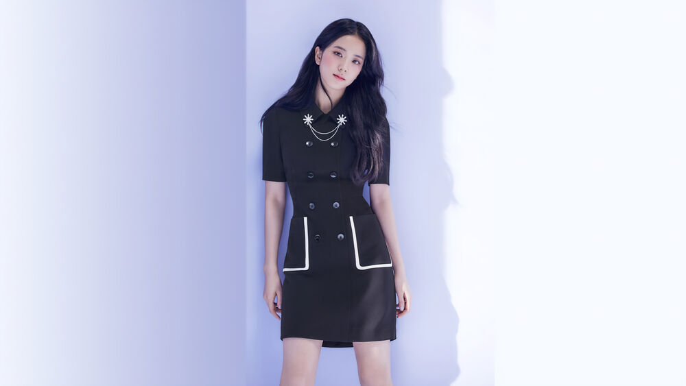 Обои для рабочего стола Ким Джису / Kim Ji Soo из BLACKPINK в черном платье на белом фоне