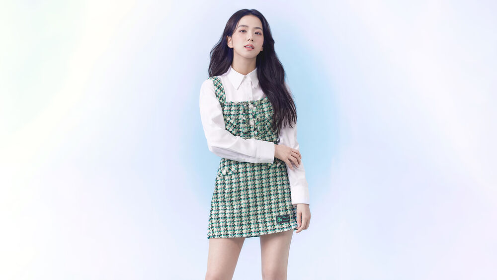 Обои для рабочего стола Ким Джису / Kim Ji Soo из BLACKPINK в пестром платье на бело-розовом фоне
