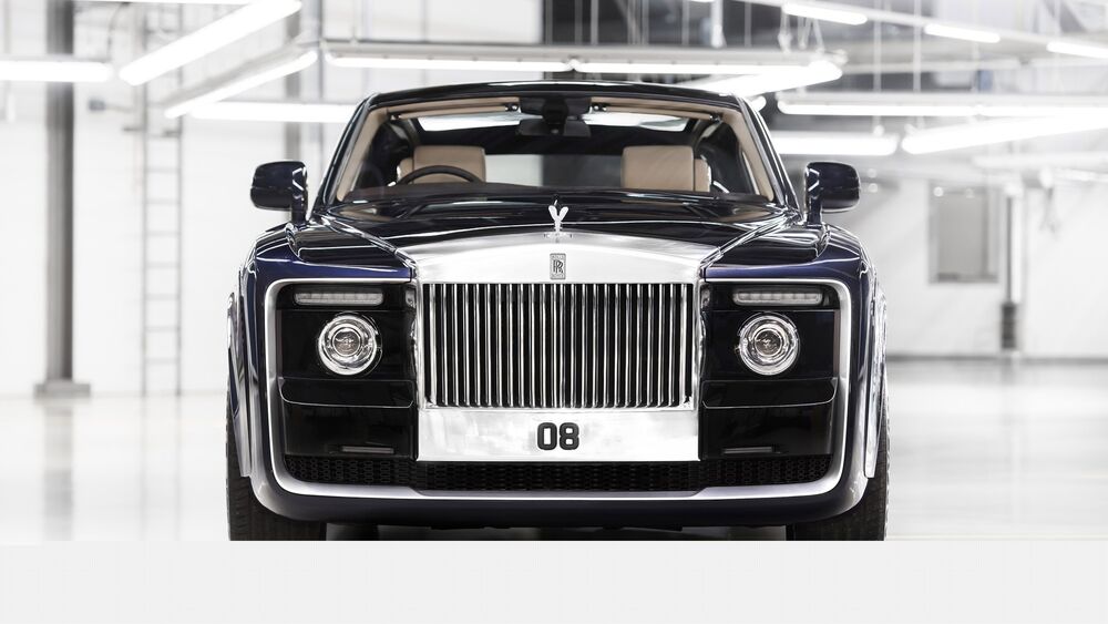 Обои для рабочего стола Черный Роллс-Ройс / Rolls-Royce на стоянке