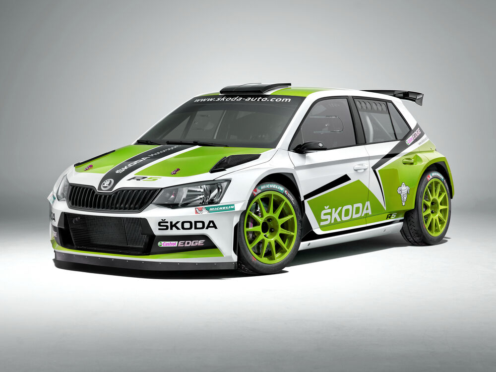 Обои для рабочего стола Раллийный автомобиль Skoda Fabia r5 на сером фоне