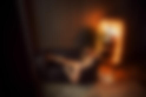 Обои на рабочий стол Модель Люба в нижнем белье позирует на диване перед зеркалом