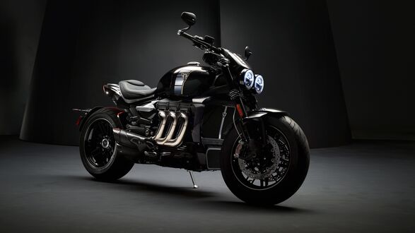 Обои на рабочий стол Мотоцикл Triumph Rocket III на сером фоне
