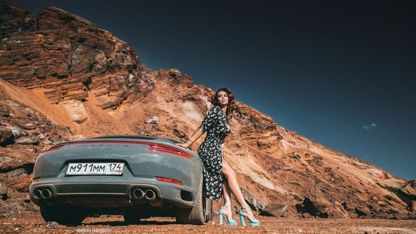 Обои на рабочий стол Девушка Саша Версаль в пестром платье у Porsche на фоне скалы
