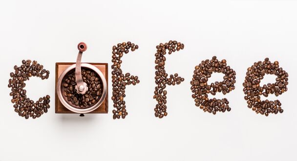 Обои на рабочий стол Слово coffee выложено из кофейных зерен на белом фоне