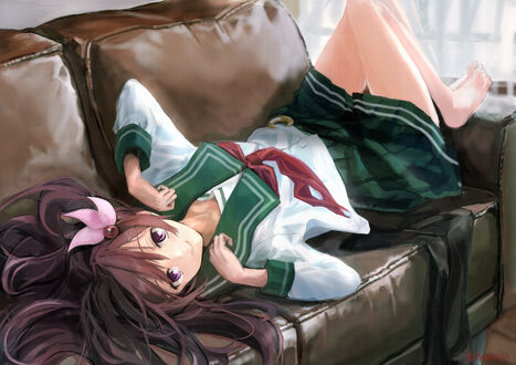 Обои на рабочий стол Kisaragi / Кисараги из аниме Флотская коллекция / Kantai Collection: KanColle, одетая в школьную форму, лежит на диване