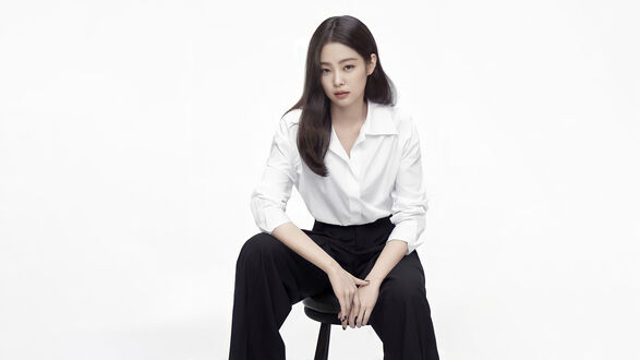 Обои на рабочий стол Ким Дженни / Kim Jennie из BLACKPINK в черных брюках и рубашке сидит на стуле