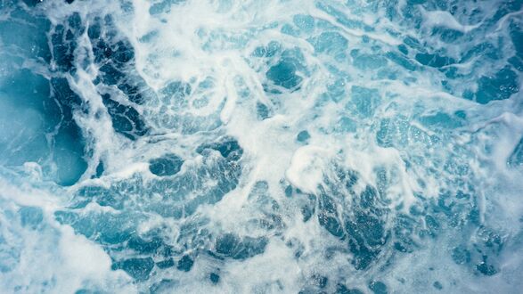 Обои на рабочий стол Морская пена сверху