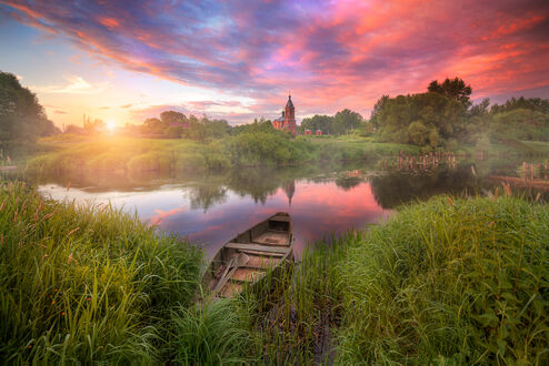 Обои на рабочий стол Лодка в заводи в утреннем тумане, Дунилово, Ивановская область