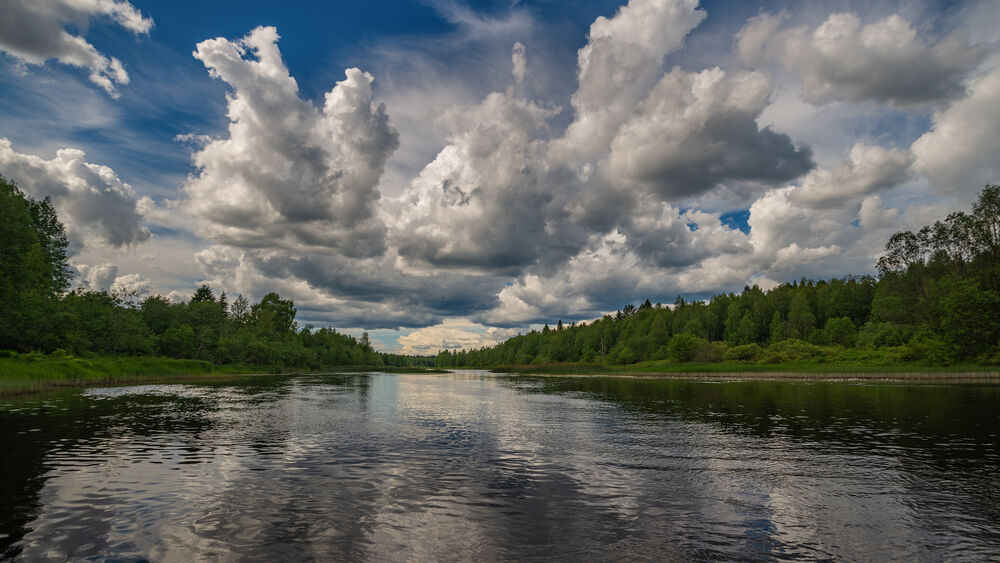 Обои для рабочего стола Облачное небо над рекой Кемой, Вологодская область России