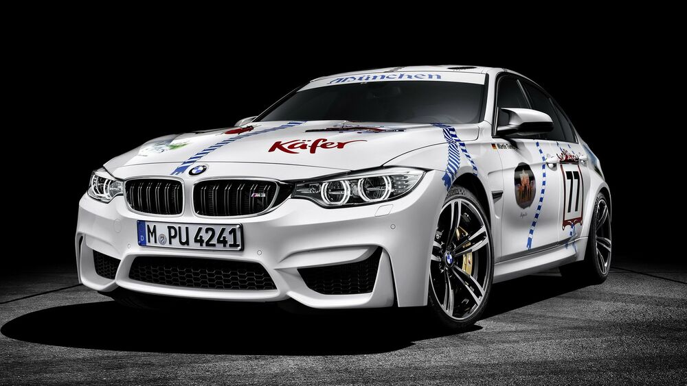 Обои для рабочего стола Спортивный BMW на черном фоне