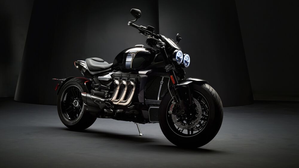 Обои для рабочего стола Мотоцикл Triumph Rocket III на сером фоне
