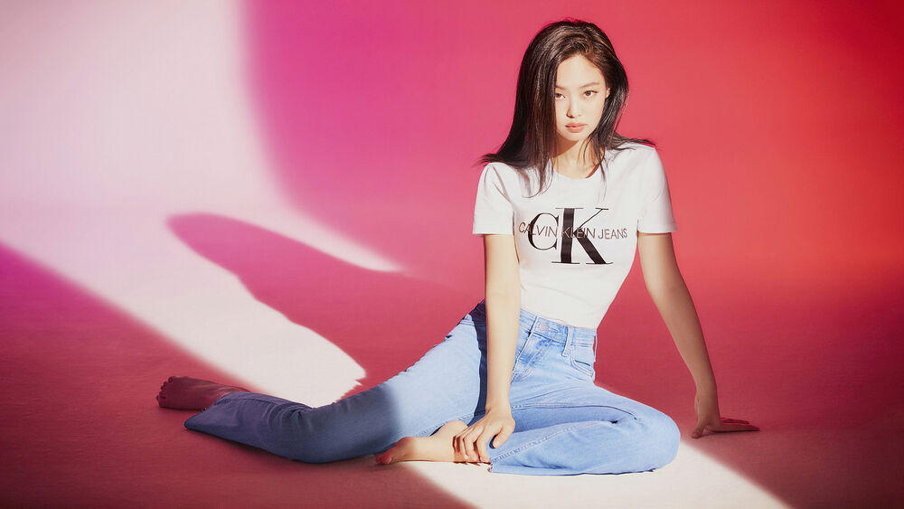 Обои для рабочего стола Ким Дженни / Kim Jennie из BLACKPINK сидит на полу в джинсах
