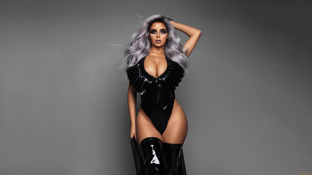 Обои для рабочего стола Девушка - модель Demi Rose с сиреневыми волосами в черном на сером фоне