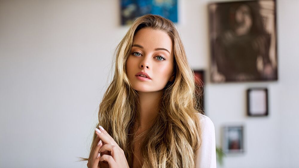 Обои для рабочего стола Модель Maria Zhgenti / мария на размытом фоне