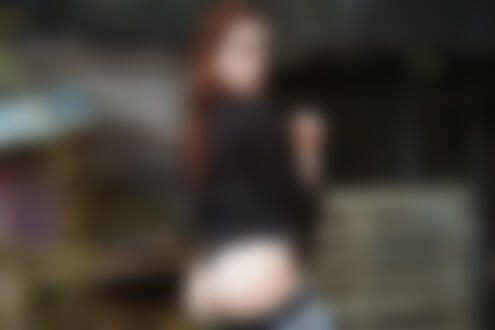 Обои на рабочий стол Девушка с длинными волосами в черной рубашке в приспущенных джинсах