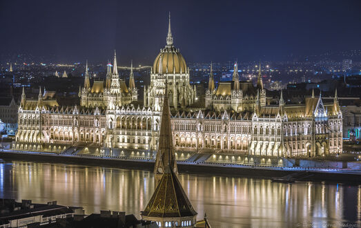 Обои на рабочий стол Здание венгерского парламента / Hungarian Parliament Visitor Centre в вечерние часы