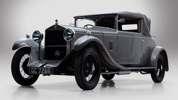 Обои на рабочий стол Ретро автомобиль на сером фоне Alfa Romeo