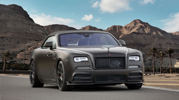 Обои на рабочий стол Серый Роллс-Ройс / Rolls-Royce стоит на дороге