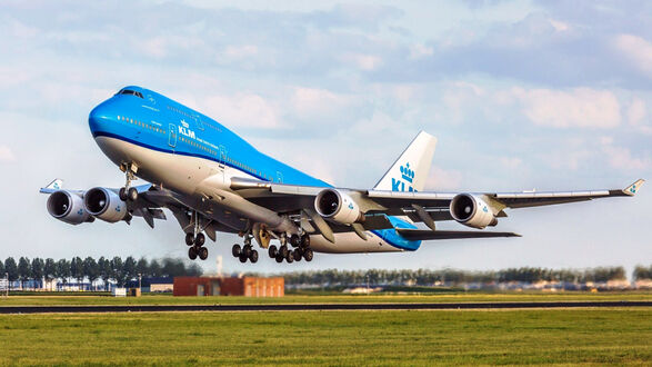 Обои на рабочий стол Голубой самолет Боинг-747-400 / Boeing-747-400 авиакомпании KLM Royal Dutch Airlines