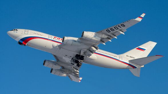 Обои на рабочий стол Самолет Ил-96 на фоне голубого неба