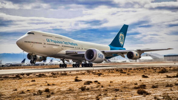 Обои на рабочий стол Боинг GE Propulsion Platform отрывается от полосы на фоне облачного неба