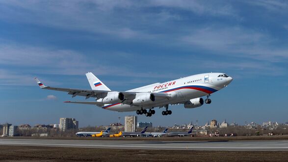 Обои на рабочий стол Самолет Ил-96 авиакомпании Россия взлетает