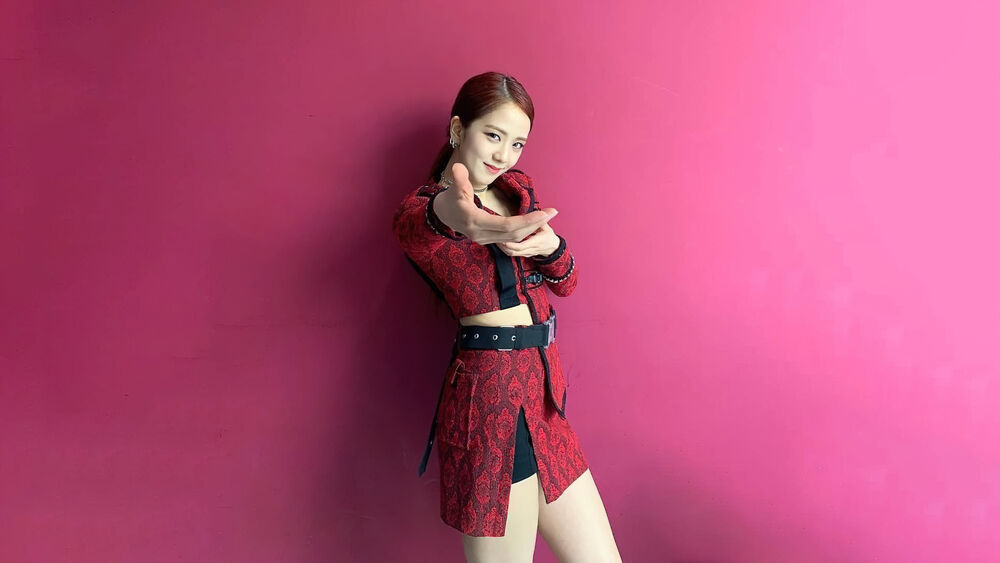 Обои для рабочего стола Ким Джису / Kim Ji Soo из BLACKPINK в красной концертной одежде позирует на красном фоне