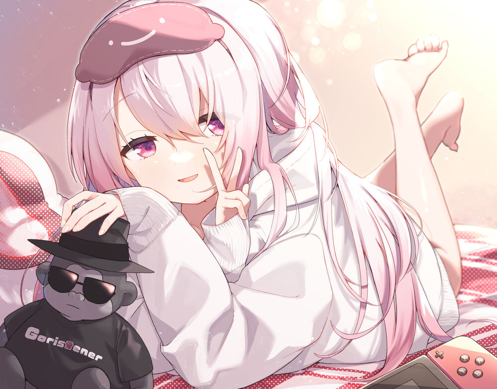 Обои для рабочего стола Shiina Yuika / Шиина Юика Virtual Youtuber / Виртуальный Ютубер лежит на кровати с плюшевой игрушкой горилой