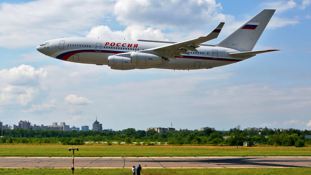 Обои для рабочего стола Самолет Ил-96 авиакомпании Россия над полосой без шасси