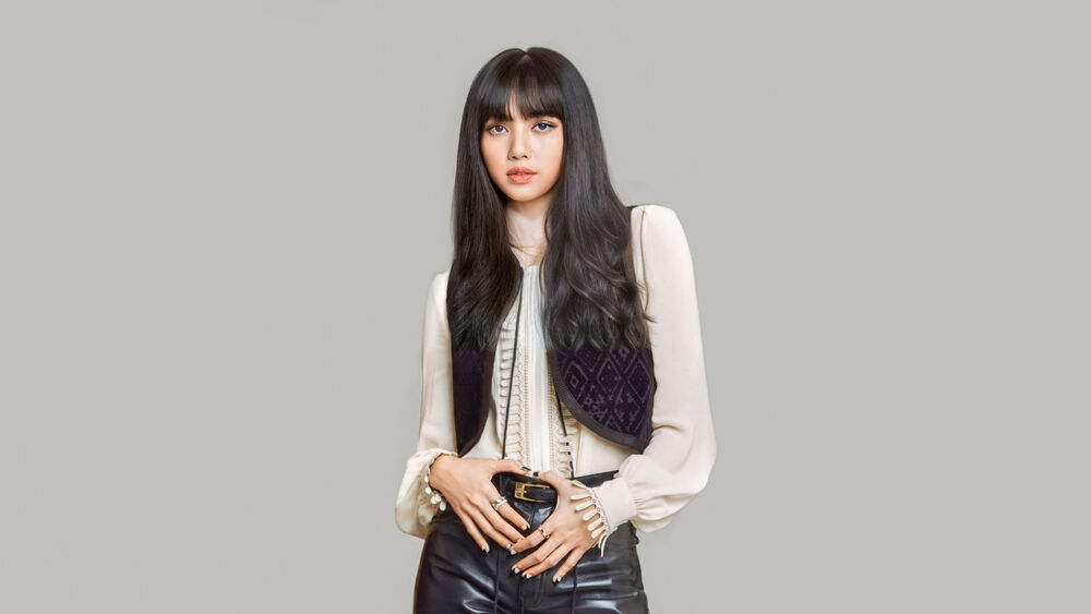 Обои для рабочего стола Лалиса / Lalisa из музыкальной группы Блэкпинк / Blackpink в ковбойском стиле позирует на сером фоне
